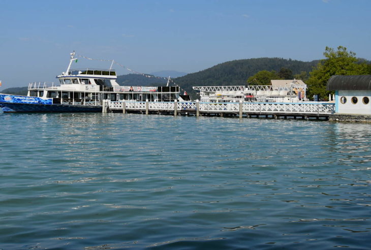 Cruisebåt til kai ved Wörthersee, Kärnten, Østerrike